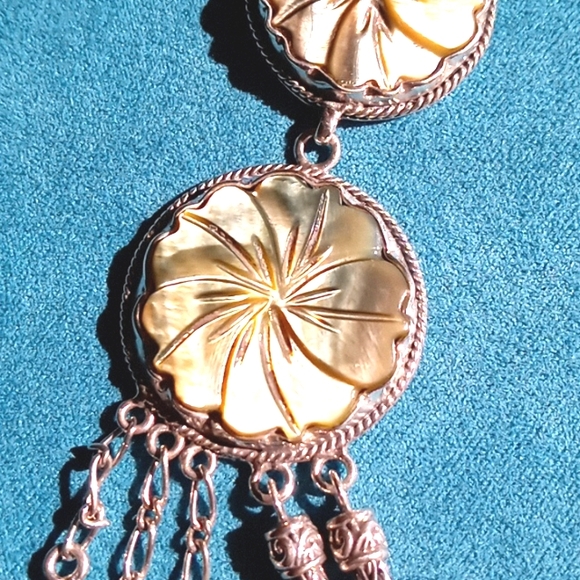 BALI LEGACY PEACOCK MOTHER OF PEARL FLOWER NECKLACE - Picture 5 of 11